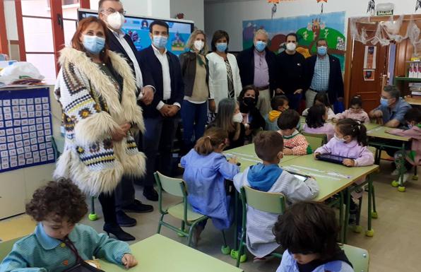 La cadena de supermercados Lupa financia el proyecto de digitalización de las cuatro escuelas de Sariegos