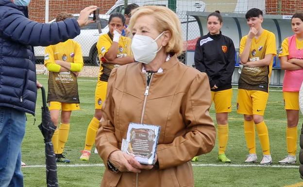 El fútbol femenino rinde tributo a la «sencilla y humilde» Presen Alonso