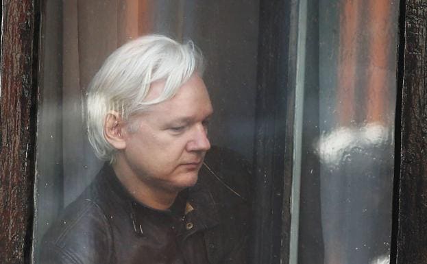 Assange aguarda en prisión la decisión sobre su vida y su futuro