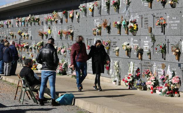 Flores, lágrimas y recuerdos por quienes ya no están