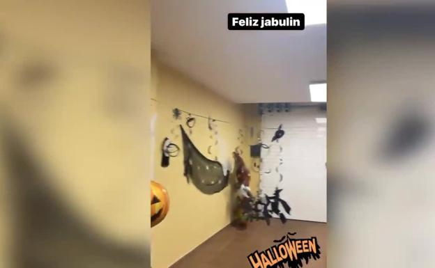 Calabazas y calaveras se adueñan del hogar de Kiko Rivera antes de Halloween