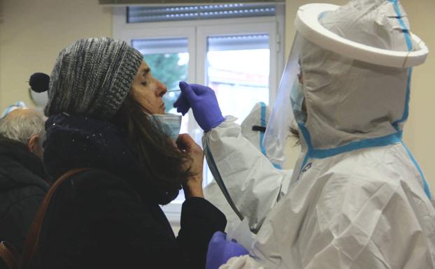 Castilla y León realiza 25.446 pruebas de la covid en la última semana y supera los 3,3 millones