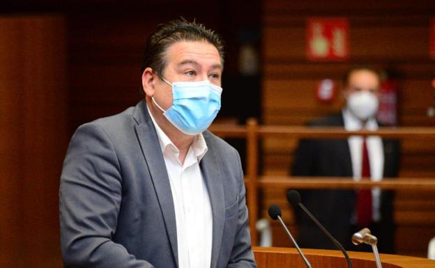 UPL denuncia el «traslado ilegal» de seis buitres negros desde León a la frontera entre Burgos y La Rioja