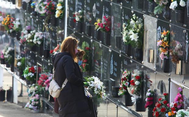 Casi 5.000 vehículos se desplazan al cementerio de Ponferrada durante el puente de Todos los Santos