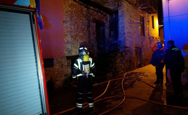 Un incendio provocado por un soplete conectado a una bombona calcina la planta baja de una vivienda en Molinaseca