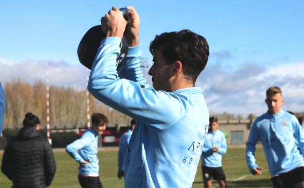Riki Mangana apura para llegar al partido ante el Racing