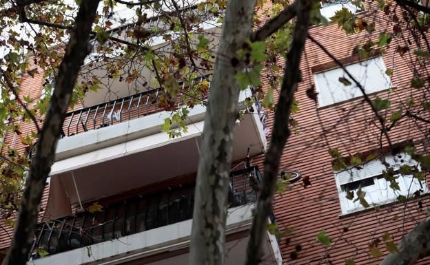 En libertad con cargos la detenida tras caer su pareja de un edificio