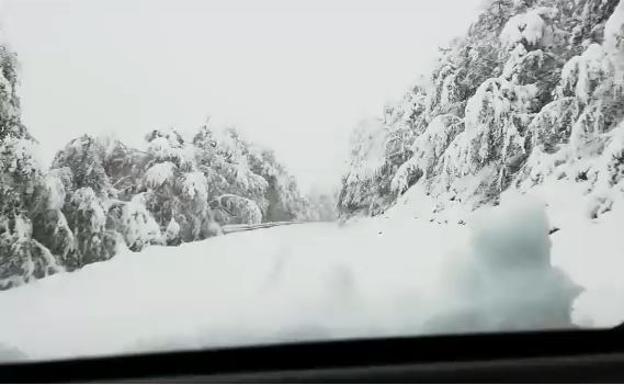 Quitanieves de la Diputación de León despejan los accesos al valle de Valdeón tras la primera nevada