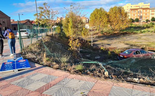 Un vehículo se sale de la vía en la rotonda del Palacio de Exposiciones y acaba cayendo a un descampado