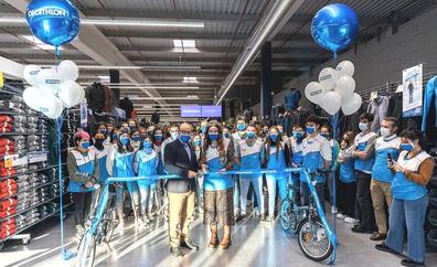 Decathlon 'debuta' en León con 45 empleados en una tienda de 3.800 metros cuadrados