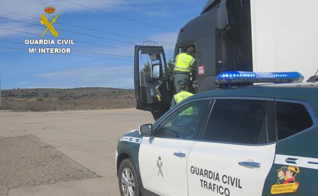 Detienen a un camionero por ir en sentido contrario en la León - Burgos y triplicar la tasa de alcohol