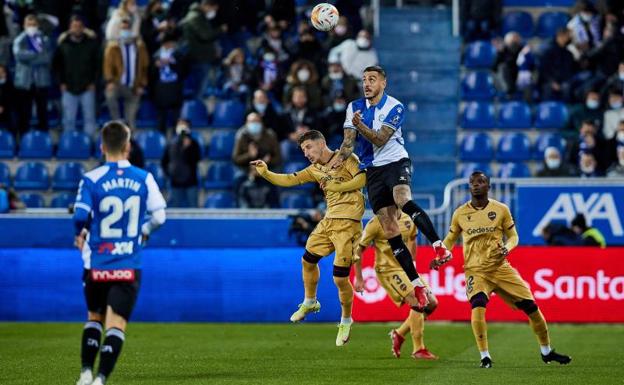 Joselu remonta al Levante con un doblete