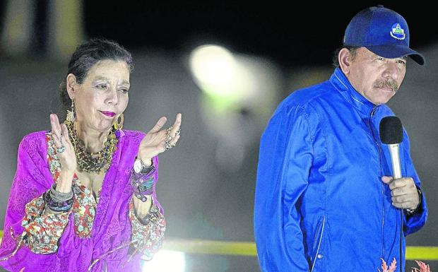 Al mando del país. Daniel Ortega y Rosario Murillo, en una de sus imágenes en público más recientes, durante un acto en Managua el pasado mes de marzo. /efe