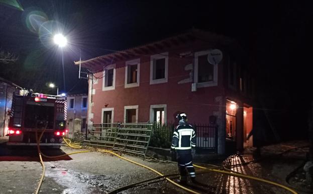 El fuego calcina una granja y varios animales esta madrugada en Valdelugueros