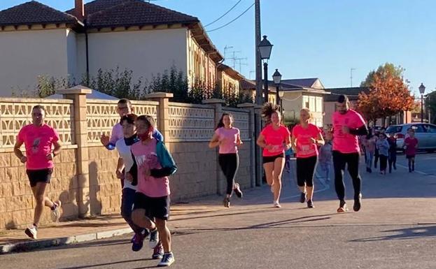 Más de un centenar de personas participan en la 'I Marea Rosa Solidaria' en Benavides de Órbigo