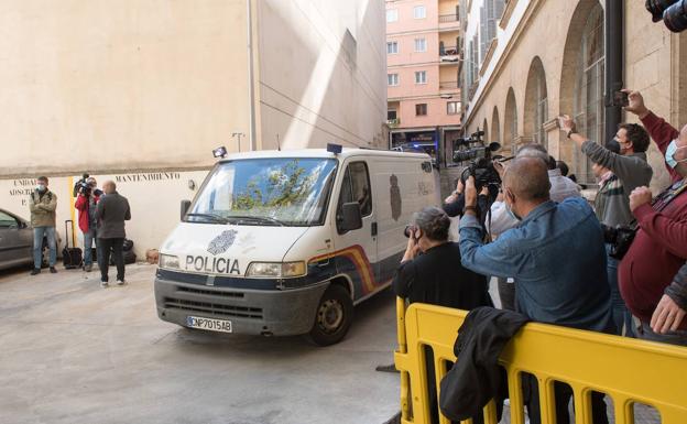 Escapan dos de los inmigrantes huidos de un avión en Mallorca