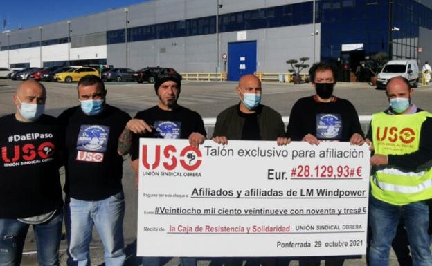 USO entrega los más de 28.000 euros del fondo de la Caja de Resistencia a los afiliados de LM Windpower en Ponferrada