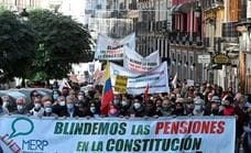 Los pensionistas se manifiestan para exigir blindar las pensiones en la Constitución