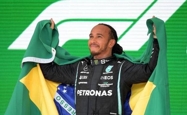 Hamilton se aferra al Mundial con uñas, dientes y carácter de campeón