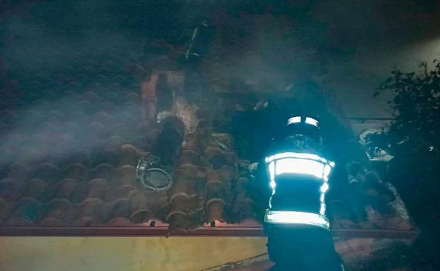 Un fuego en la chimenea de una vivienda obliga a actuar a los Bomberos de León en Regueras de Arriba