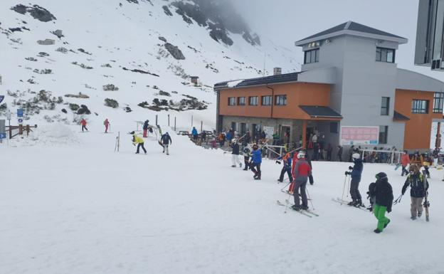 Las estaciones de esquí 'miran al cielo' para abrir su temporada ante la falta de nieve y la amenaza de temporal