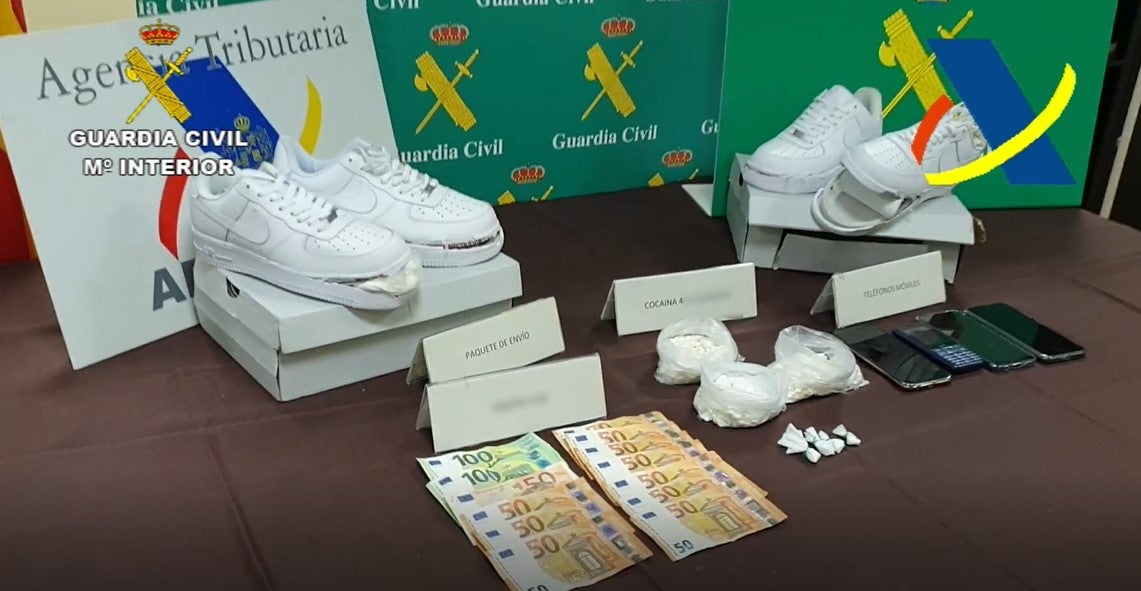 La Guardia Civil desactiva un punto de venta de cocaína en León que llegaba en las suelas de zapatillas de marca