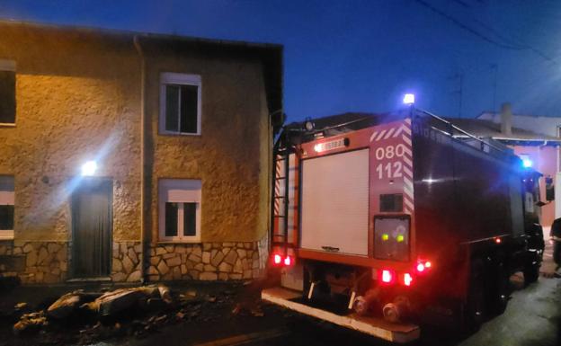 Los bomberos de León extinguen un fuego en la chimenea de una vivienda en La Milla del Río