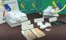 La Guardia Civil desactiva un punto de venta de cocaína en León que llegaba en las suelas de zapatillas de marca