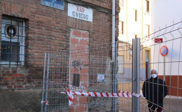 Los vecinos reciben la demolición «con alegría»: «Es una limpieza total del barrio, era un estercolero»