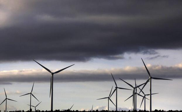 Bruselas desaconseja ligar la tarifa eléctrica a las renovables, como pide España