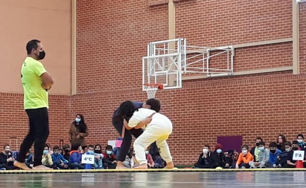 El colegio Bernardino Pérez de Valencia de Don Juan acoge una exhibición de lucha leonesa