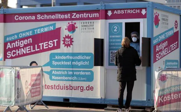 Una mujer acude a un centro de pruebas de antígenos en Berlín. /Efe