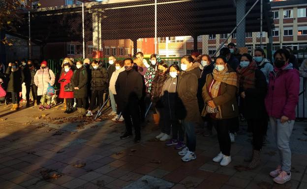 La Ampa del colegio Navaliegos de Ponferrada protesta para exigir al Ayuntamiento medidas para acabar con el deterioro del centro y su entorno