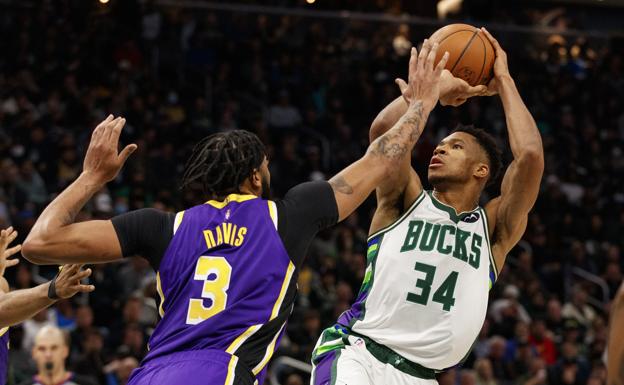 Giannis Antetokounmpo destroza a los Angeles Lakers