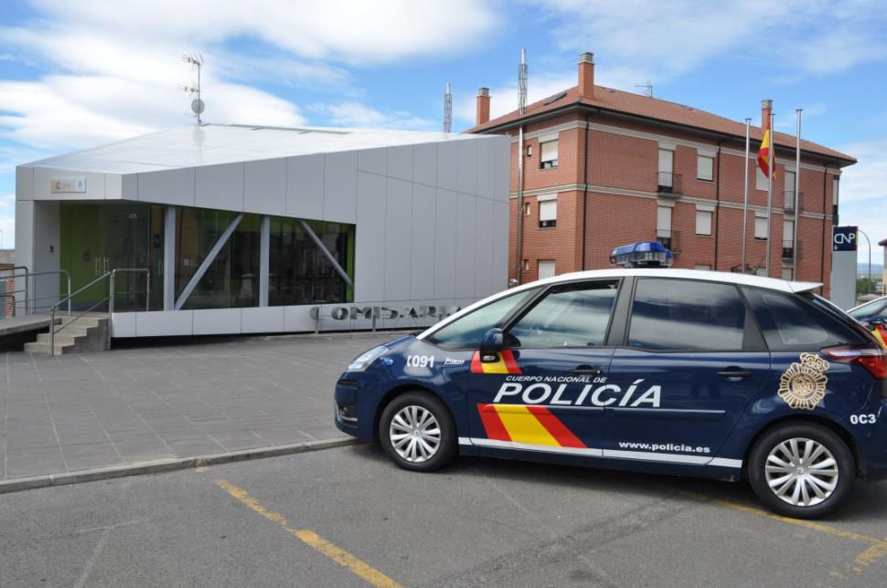 Detienen a un varón por robar a punta de navaja a otro individuo en el centro de Astorga