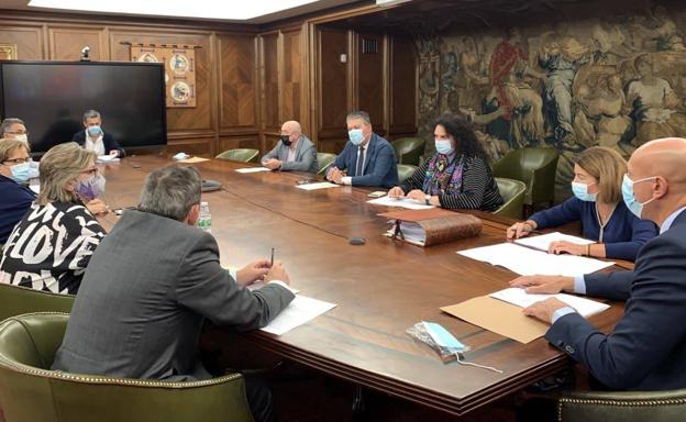 El Ayuntamiento aprueba prorrogar los servicios de gestión de multas de tráfico por medio millón de euros