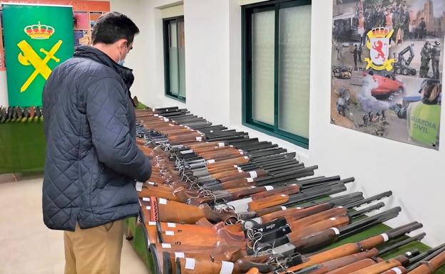 La última subasta de armas que se celebra en León adjudica 103 lotes y deja otros 301 desiertos