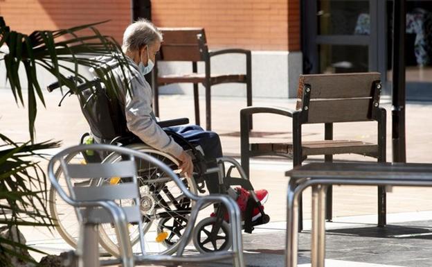 La consejera de Familia descarta implantar el pasaporte covid a las visitas en residencias