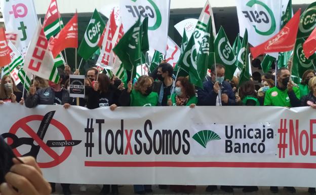 La representación sindical convoca una movilización en León en protesta por el ERE de Unicaja Banco