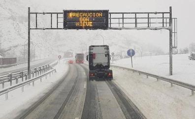 La nieve complica la circulación en las carreteras de León