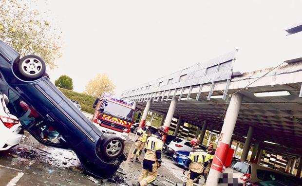 Un coche se precipita desde la plata superior del parking del Hospital Río Hortega y cae sobre otro