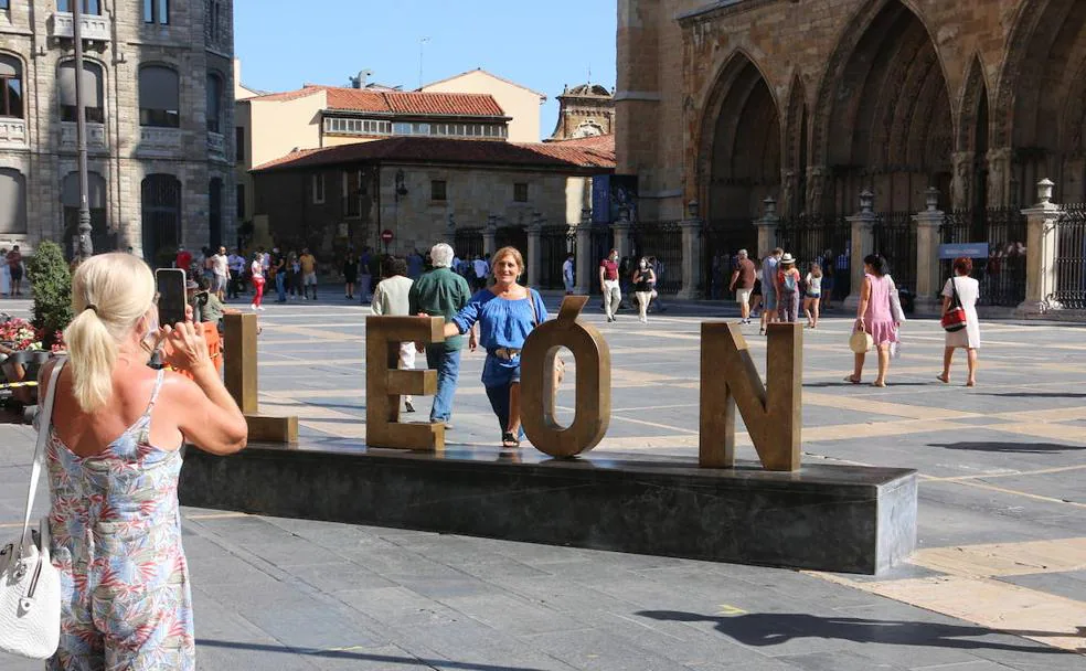 La afiliación crece en la comunidad aunque en menor porcentaje que la media nacional | En la imagen, un turista posa para una fotografía frente a la Catedral de León./