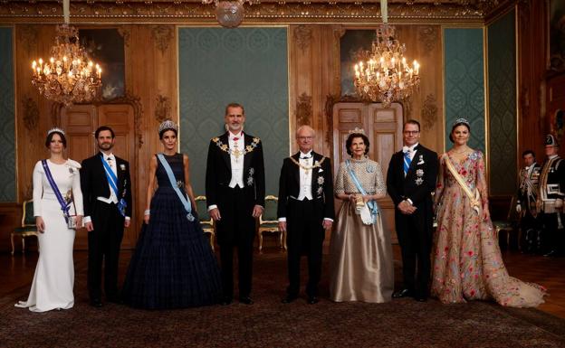 De izquierda a derecha, Sofía y Carlos Felipe de Suecia, los reyes Letizia y Felipe, los reyes Carlos Gustavo y Silvia, David Westling y la princesa heredera Victoria, en la cena de gala de anoche en Estocolmo. /