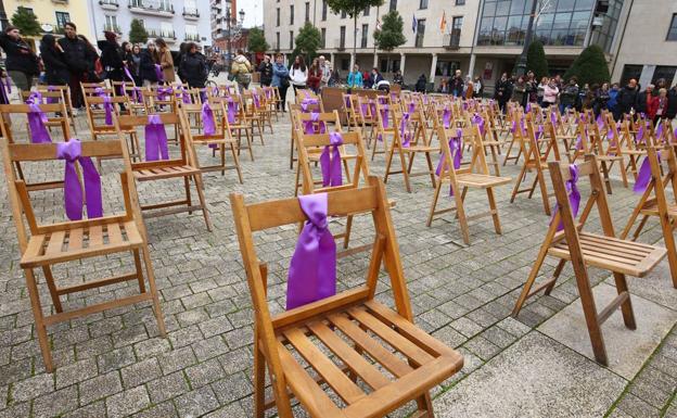 70 sillas vacías en la plaza del Ayuntamiento de Ponferrada visibilizarán a las víctimas mortales de violencia machista