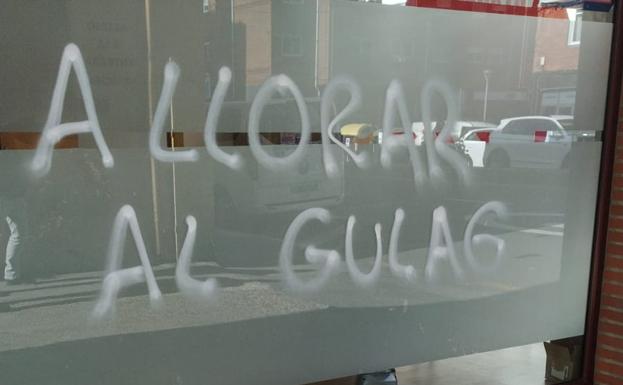 Aparecen nuevas pintadas en la sede de IU en San Andrés tras la detención de un joven como responsable de un anterior ataque