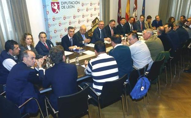 Sindicatos y partidos políticos se reunirán el próximo martes para abordar la situación de la Mesa por León