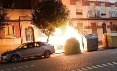 Bomberos de León intervienen en un fuego en la avenida Doctor Fleming