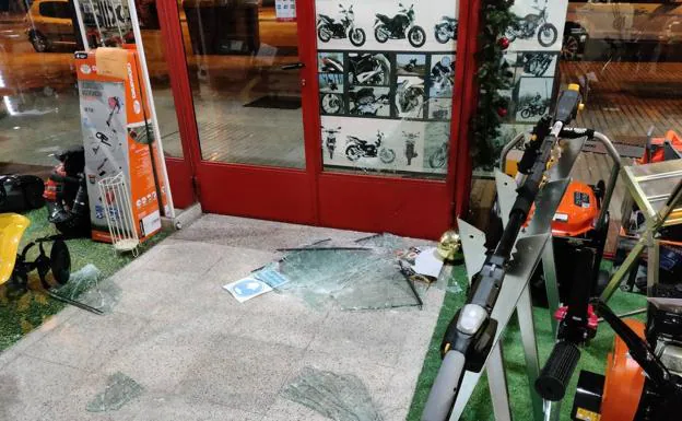 Imagen del interior de la tienda de Dafer tras el robo de esta semana. /