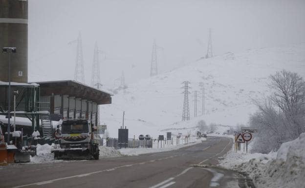 La nieve empeora la circulación y pone a Picos de Europa en riesgo de aludes