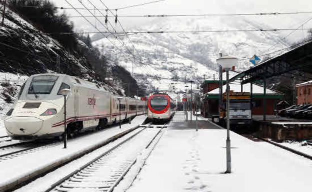 El descarrilamiento de dos vagones de mercancías corta el tráfico ferroviario entre León y Asturias